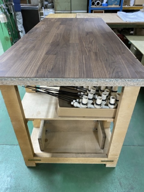 IKEAカールビー天板の切断面。突板構造が見える状態で、カット前の様子。
