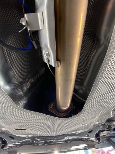 マフラーアース（muffler-grounding）施工 前方の取り付け例