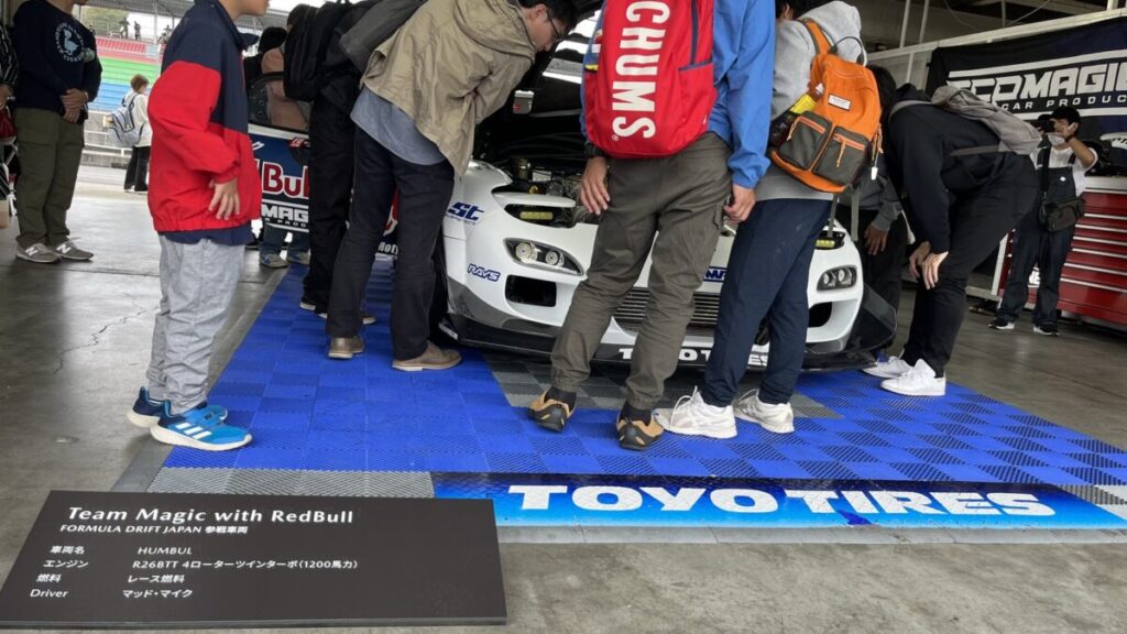 Team Magic with Red Bull のRX-7。プレート付きで見られたのが嬉しかったです。