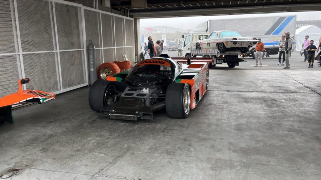 朝の岡山国際サーキット。少し霧がかったピットロードが印象的でした。