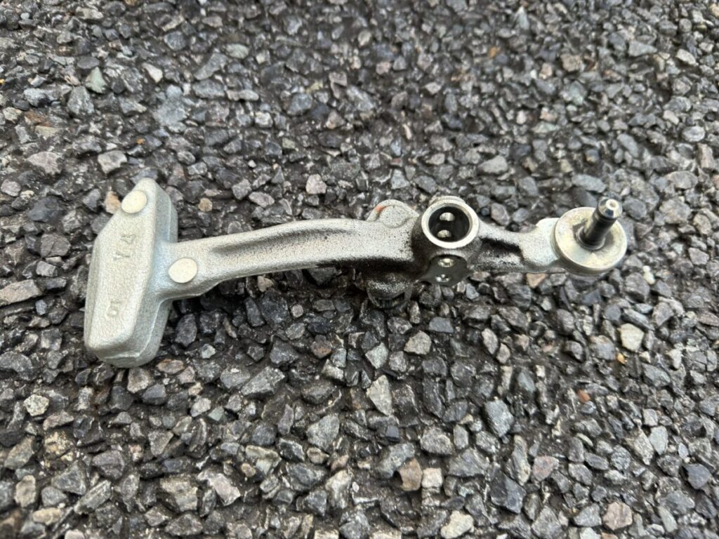 取り外した純正部品。交換作業の中心になるパーツです。