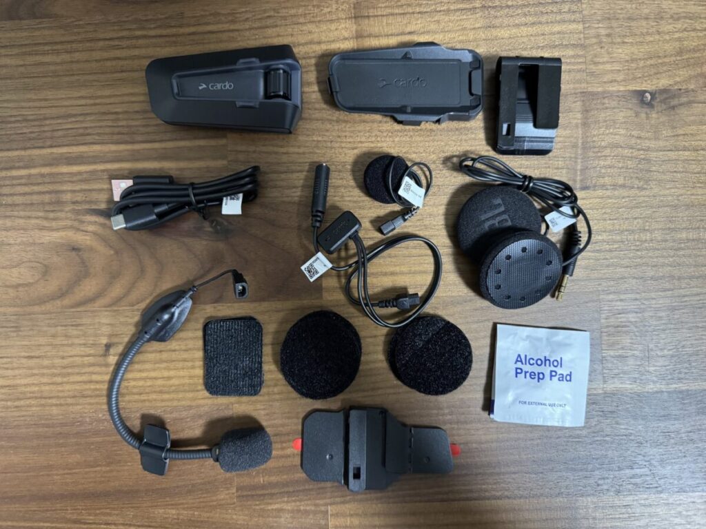 付属品一式。ワイヤーマイクとブームマイクの両方が入っており、フルフェイスからジェットヘルメットまで対応できる構成になっている